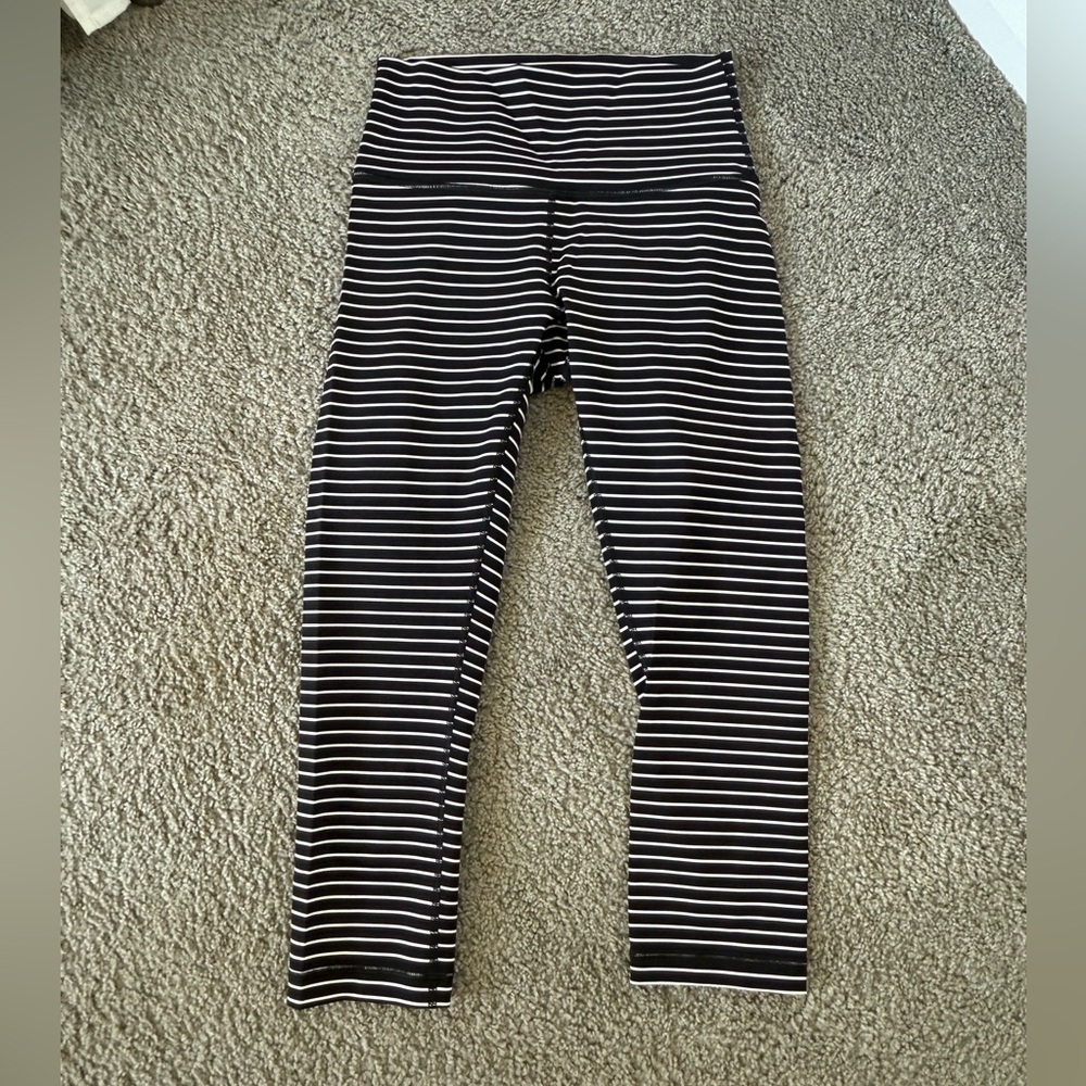 Lululemon 23” Wunder Under Black and White leggings Sz 6